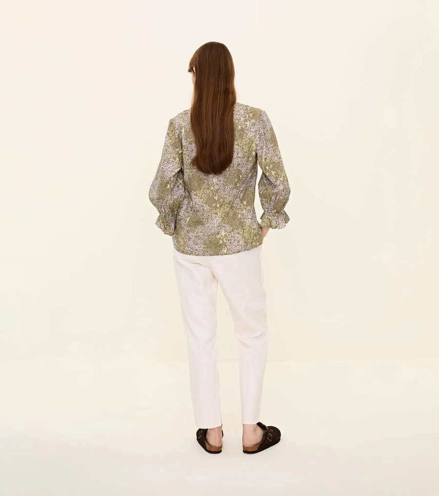 blusa floreciente